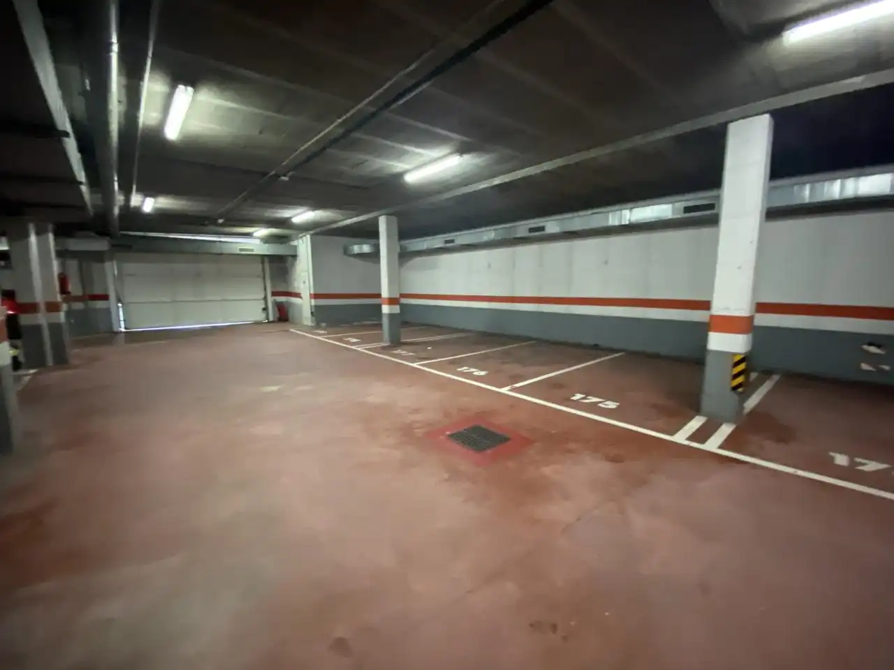 Parking de Piso de alquiler en A Coruña Capital  con Calefacción y Amueblado