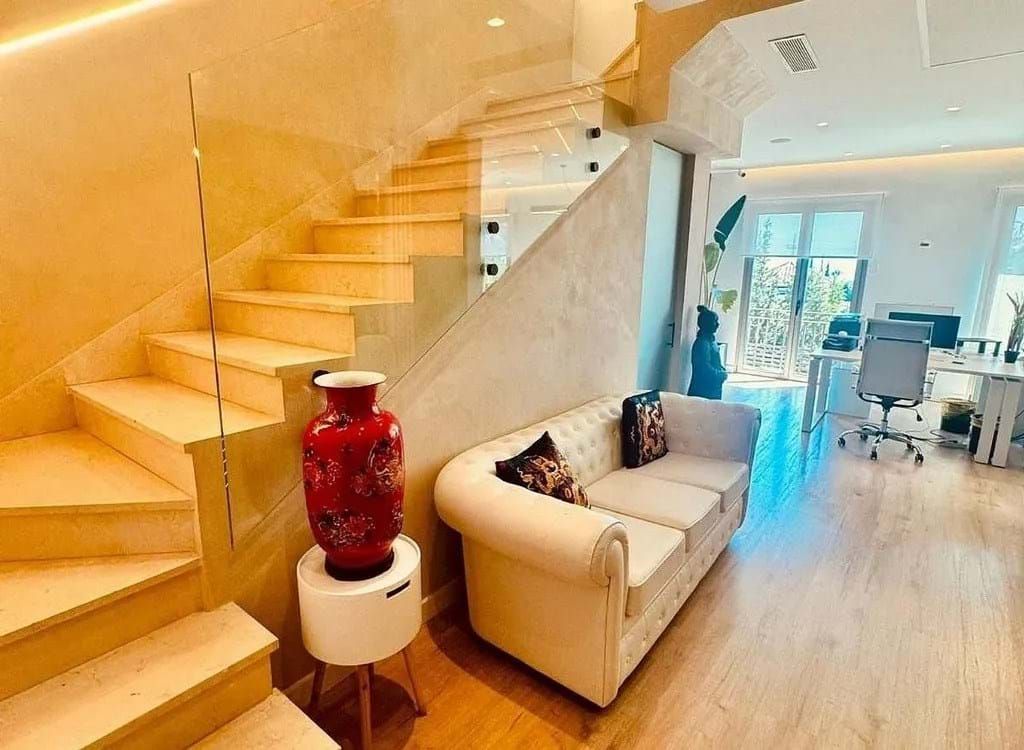 Sala d'estar de Oficina en venda en Marbella amb Calefacció i Terrassa