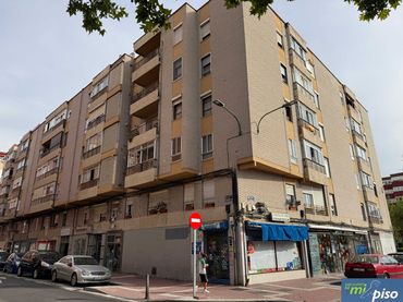 Pis amb balcó en venda a Calle de la Transición 14