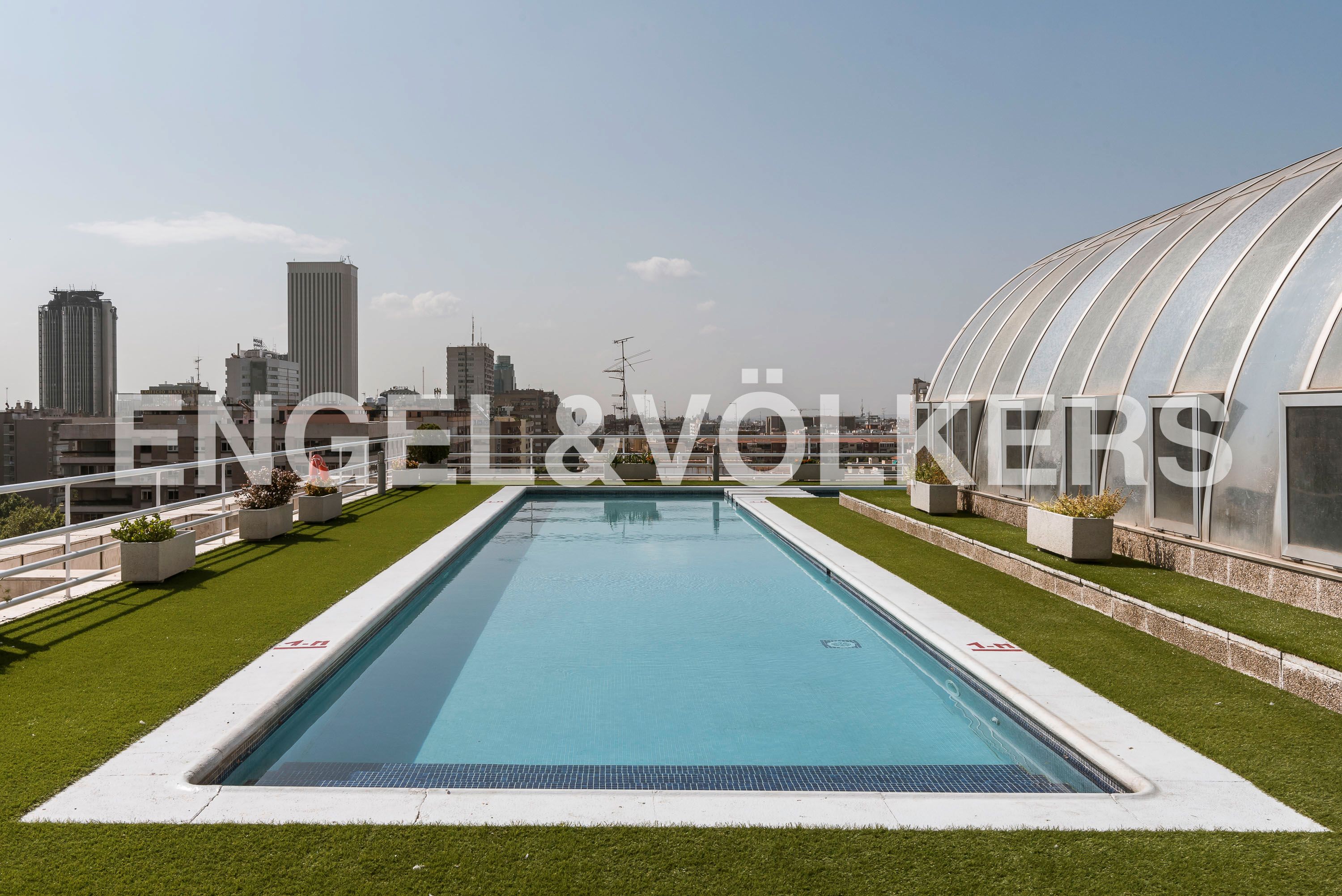 Piscina de Apartament de lloguer en  Madrid Capital amb Aire condicionat, Calefacció i Piscina