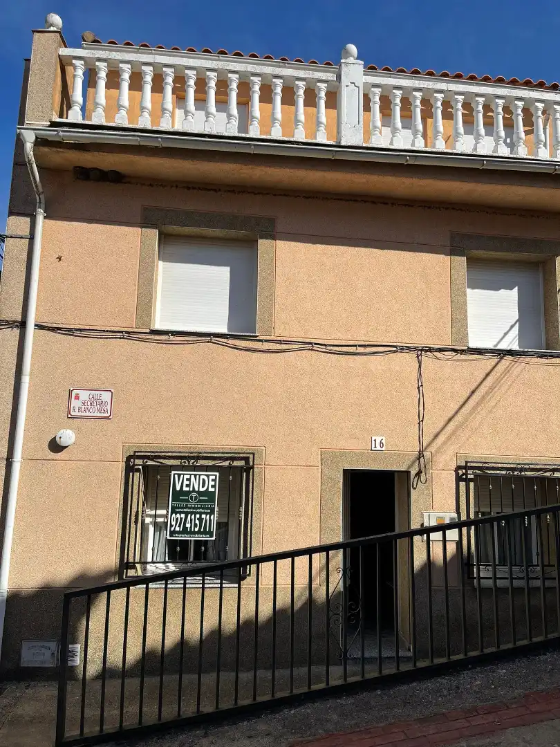 Vista exterior de Casa o chalet en venta en Valdeobispo con Terraza, Trastero y Amueblado