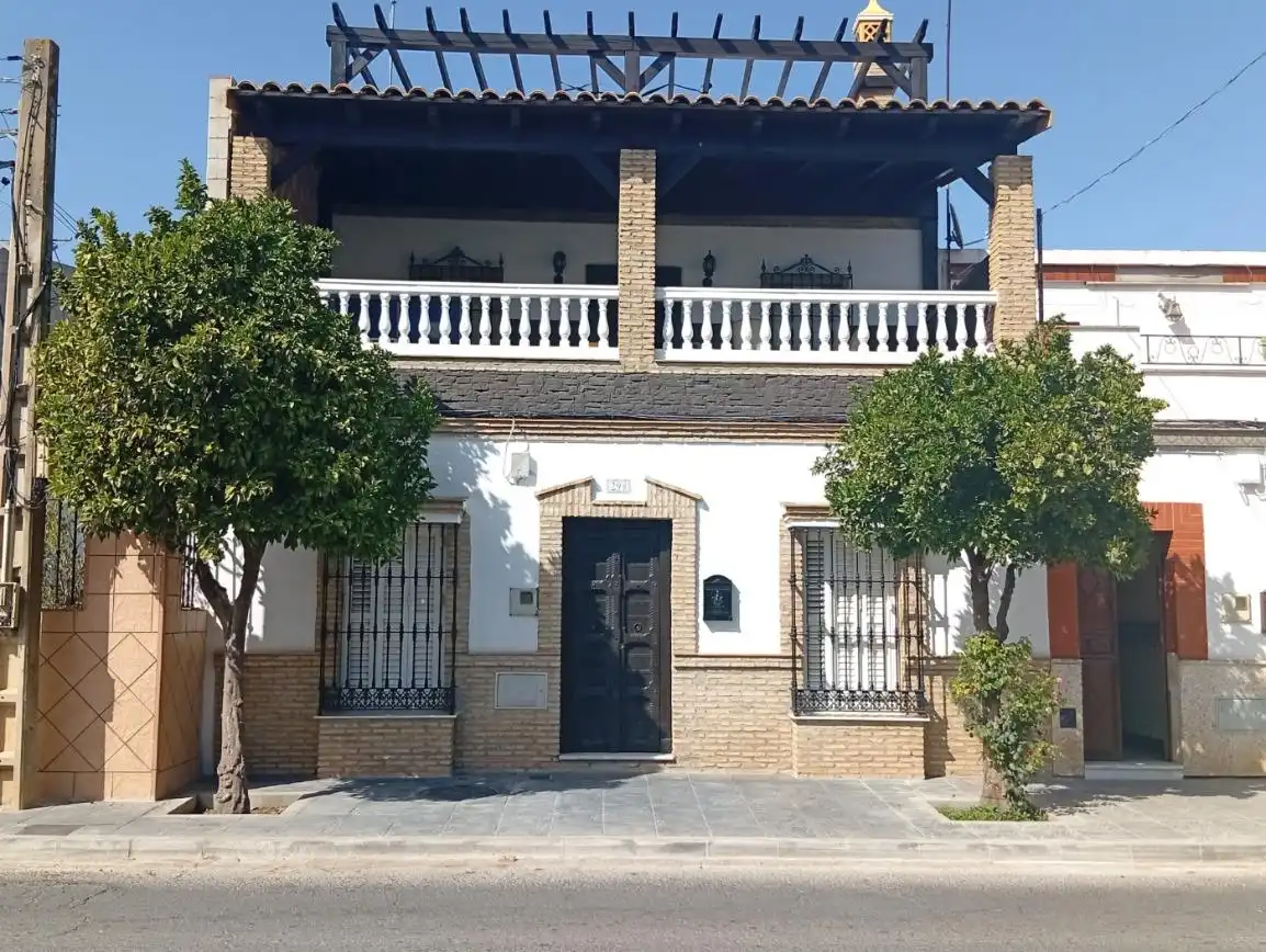 Vista exterior de Casa adosada en venta en Coria del Río