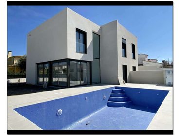 House with balcony for sale in Requesens