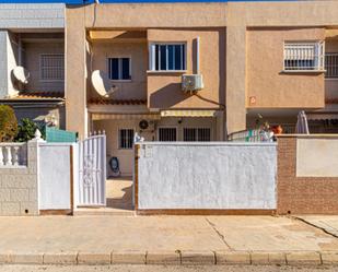 Vista exterior de Casa adosada en venda en Torrevieja amb Aire condicionat i Piscina comunitària