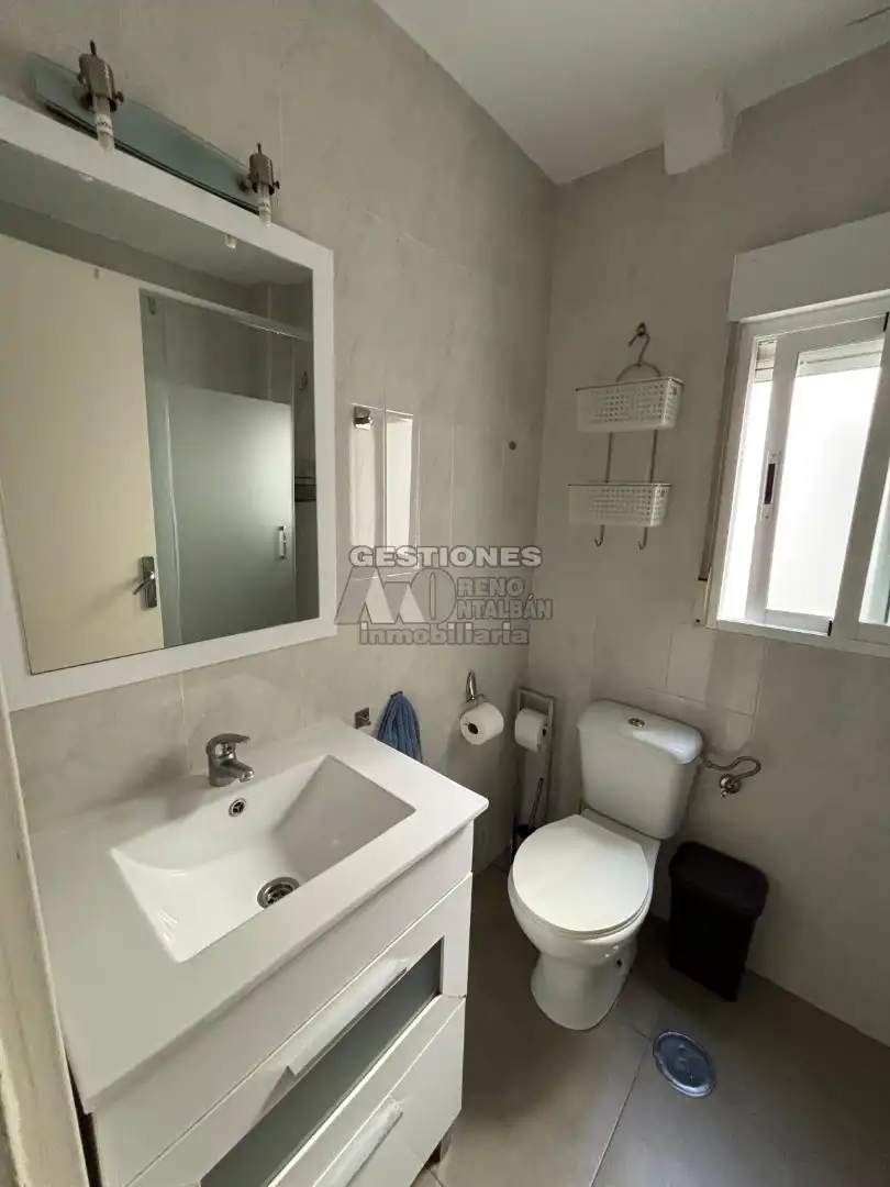 Baño de Piso de alquiler en Granada con Aire acondicionado, Calefacción y Amueblado