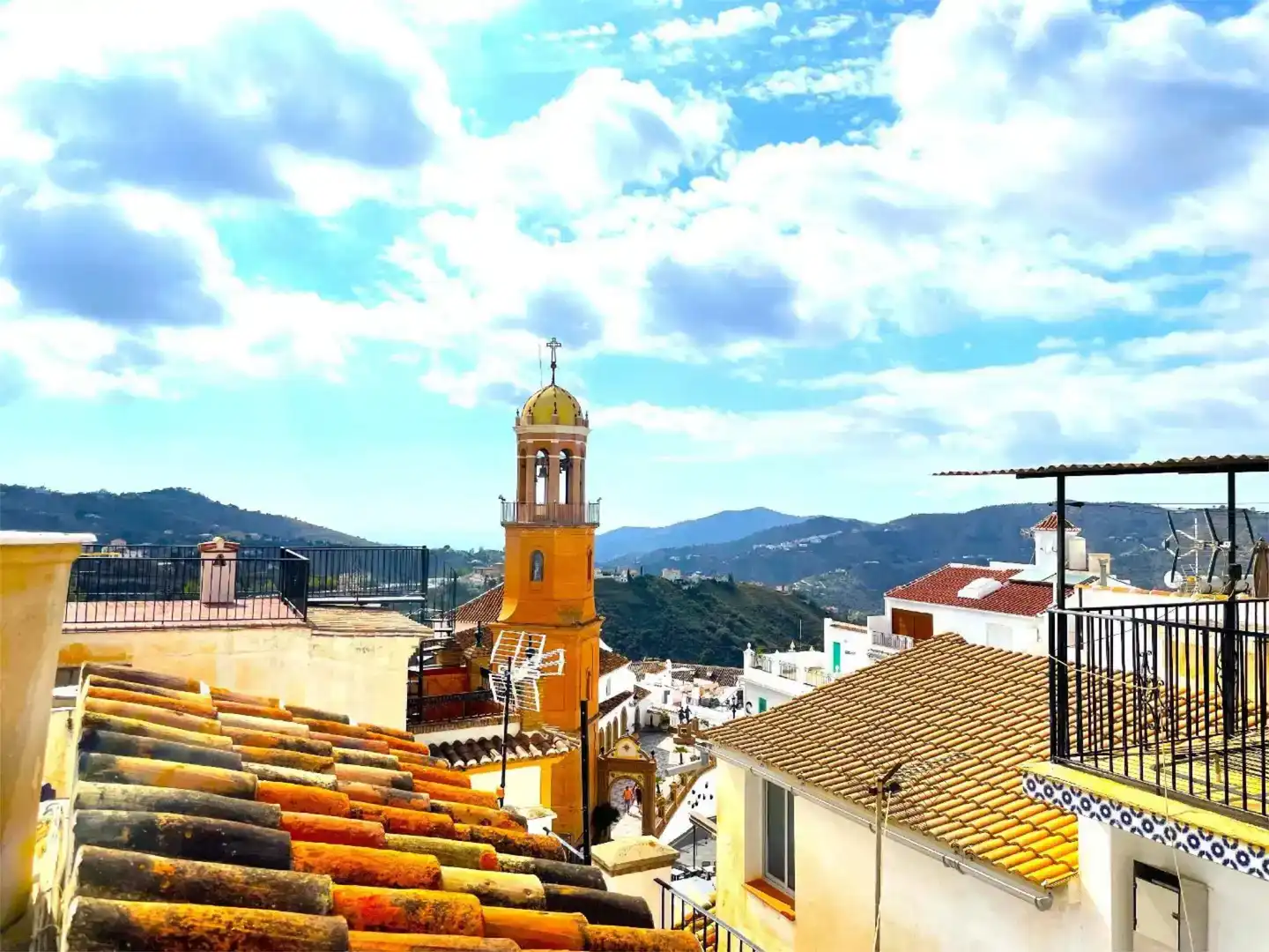 Vista exterior de Casa adosada de lloguer en Cómpeta amb Jardí privat, Parquet i Traster