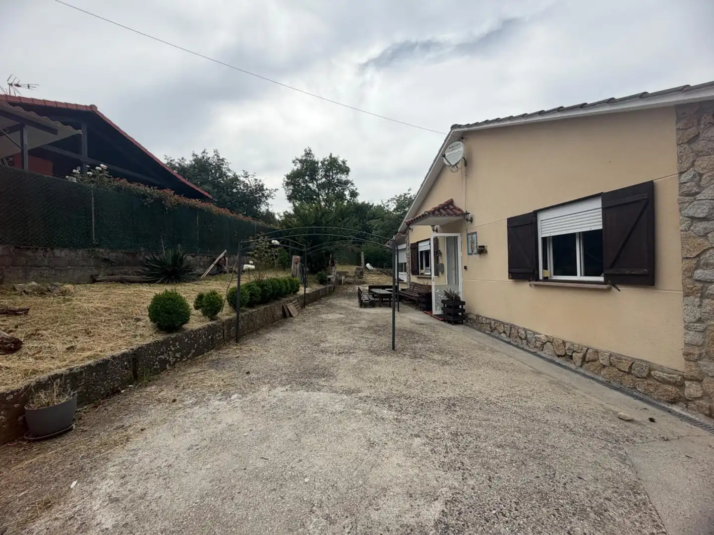 Vista exterior de Casa o xalet en venda en San Cibrao das Viñas amb Calefacció, Jardí privat i Terrassa