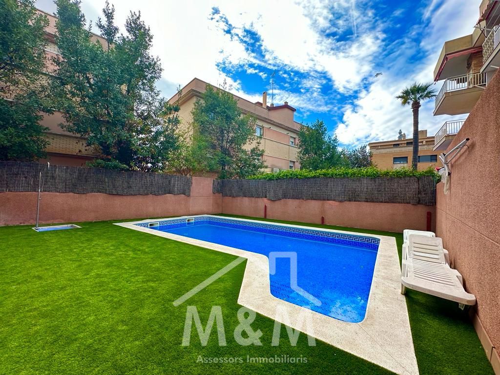 Jardí de Pis de lloguer en Castelldefels amb Terrassa i Piscina comunitària