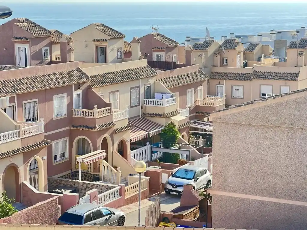 Vista exterior de Casa adosada de lloguer en Santa Pola amb Aire condicionat, Terrassa i Balcó