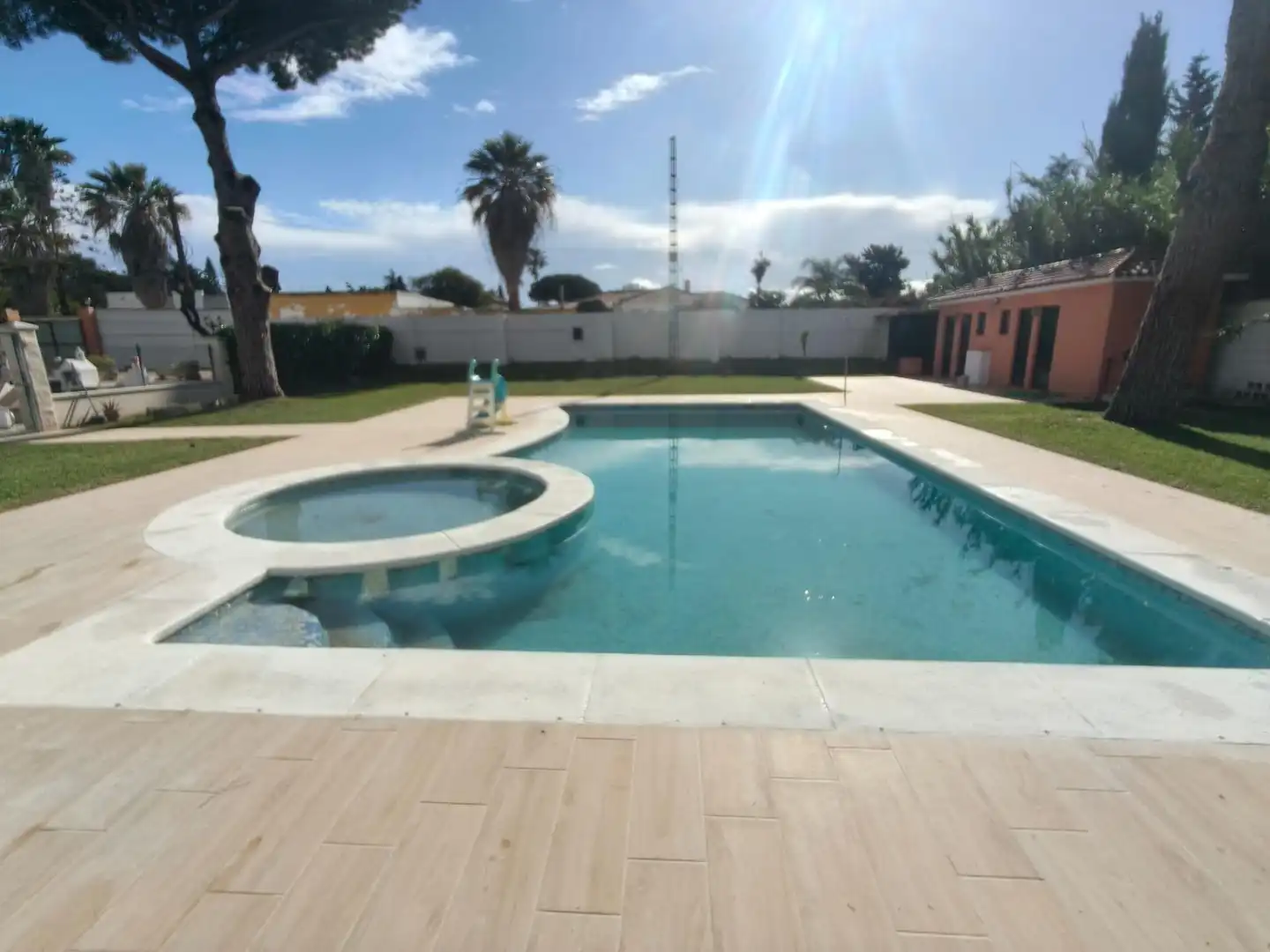 Piscina de Casa o xalet en venda en Chiclana de la Frontera amb Aire condicionat, Jardí privat i Traster