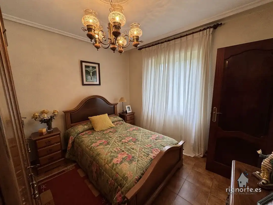 Habitación de Casa o chalet en venta en Oviedo  con Calefacción y Jardín privado