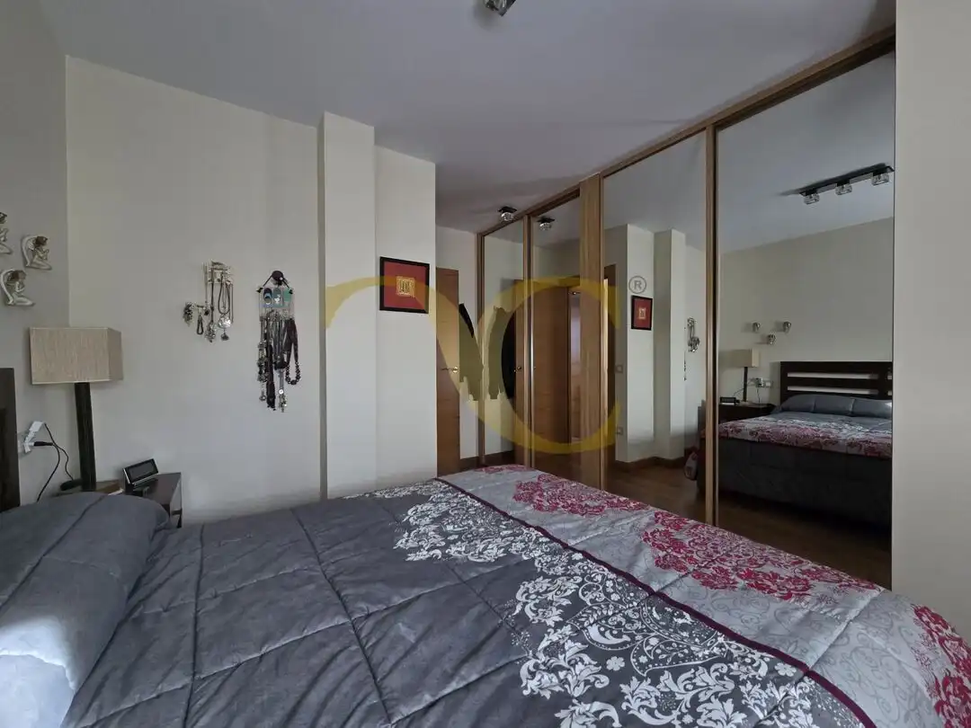 Schlafzimmer von Dachboden zum Verkauf in Llanes mit Heizung, Privatgarten und Terrasse