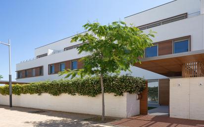 Vista exterior de Casa o xalet en venda en Sabadell amb Aire condicionat, Terrassa i Piscina