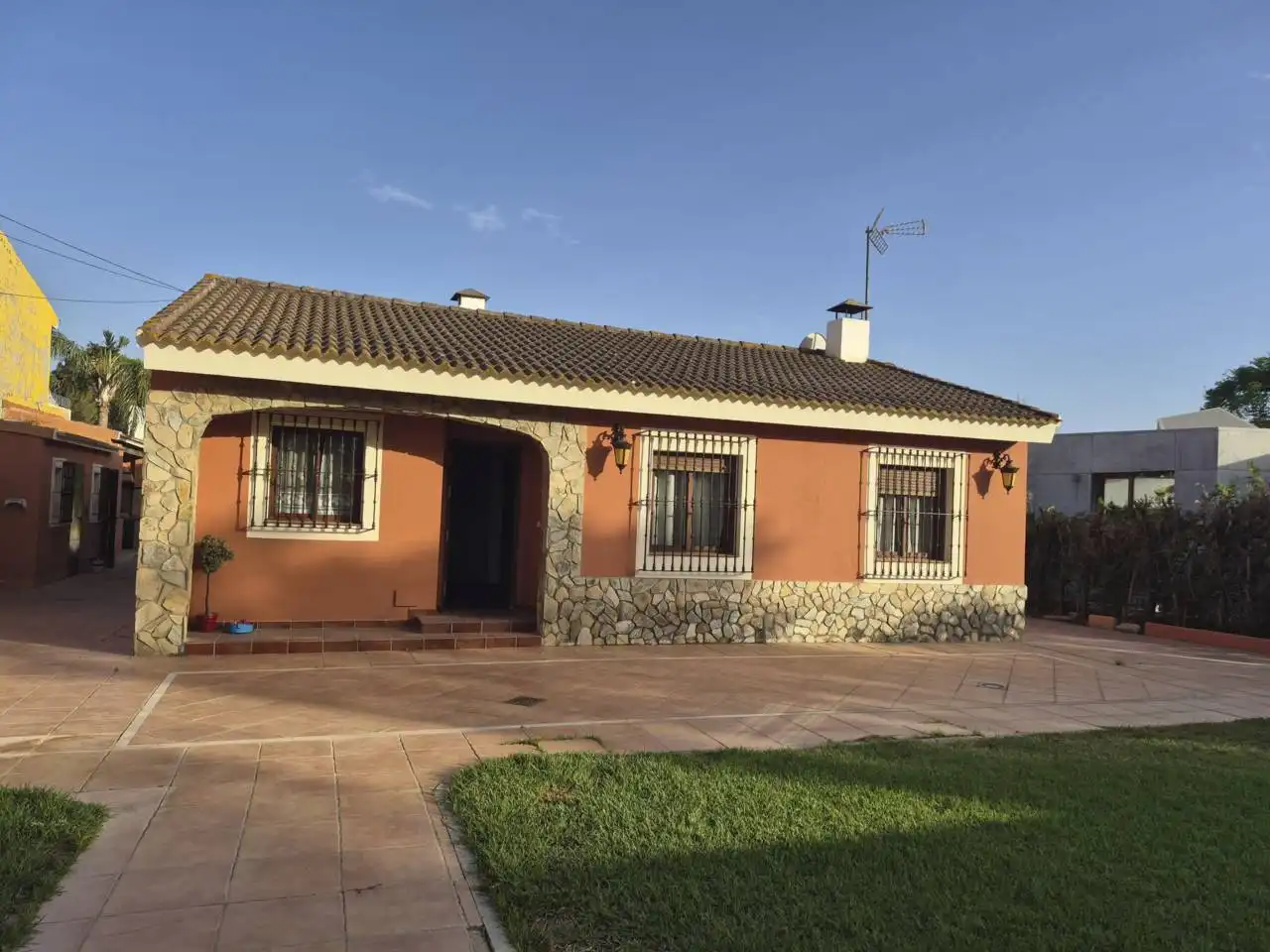 Exterior view of Houses for rent in Carmona  with Air Conditioner, Heating and Private garden