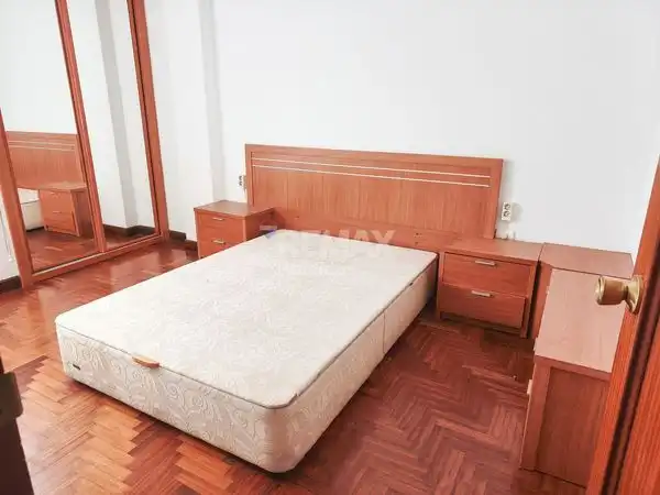 Dormitori de Pis en venda en Vigo  amb Calefacció, Parquet i Terrassa