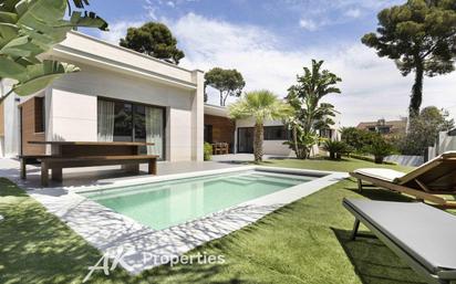 Vista exterior de Casa o xalet en venda en Castelldefels amb Aire condicionat, Calefacció i Jardí privat