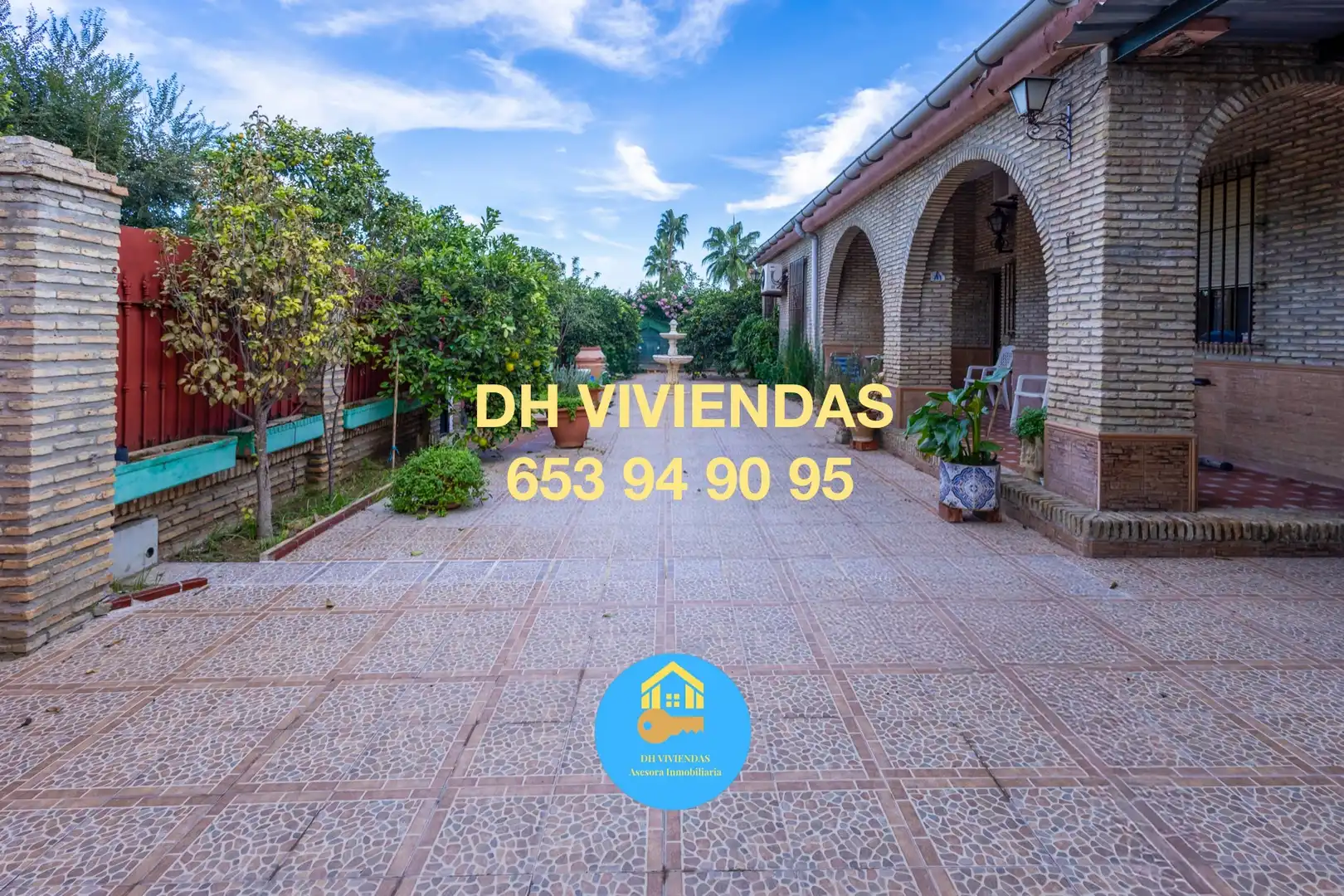 Exterior view of Houses for sale in Dos Hermanas  with Air Conditioner, Private garden and Terrace