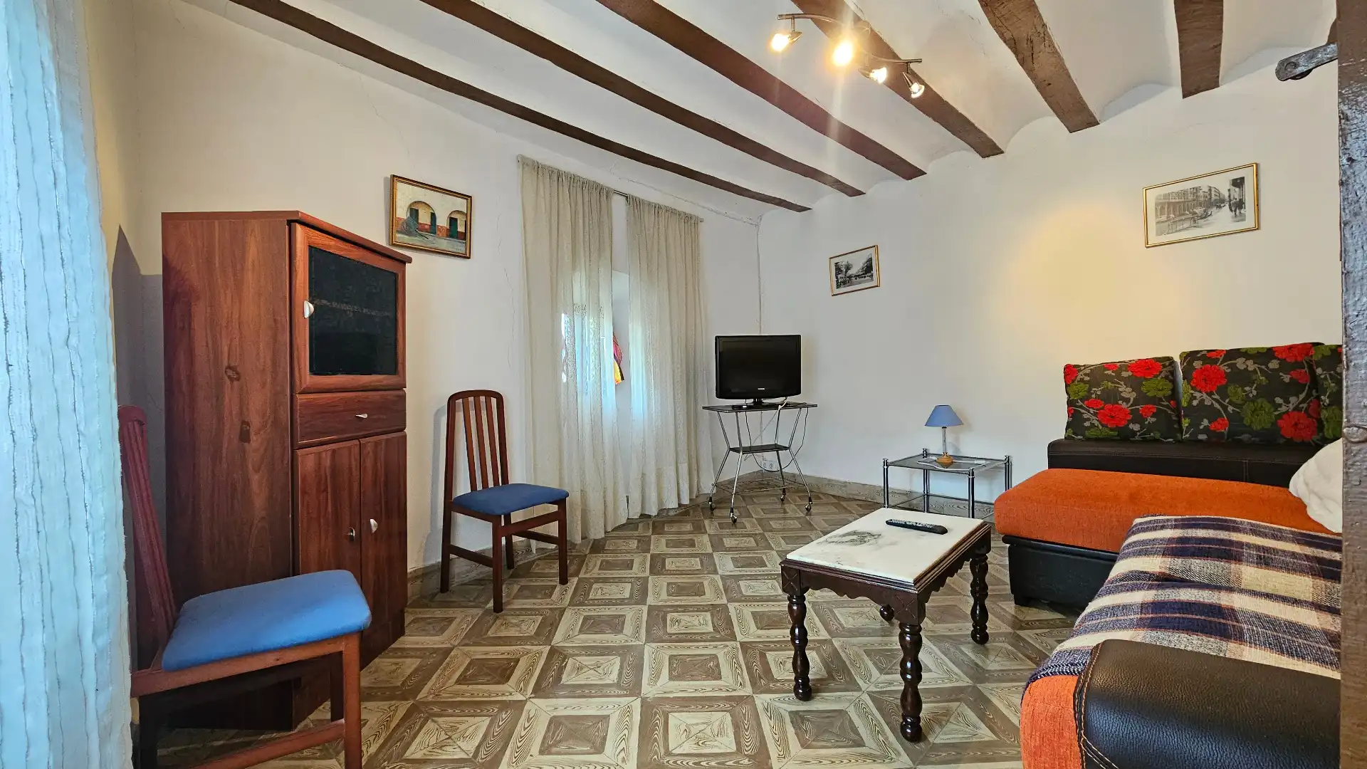 Sala d'estar de Casa o xalet en venda en Peñacerrada- Urizaharra amb Moblat