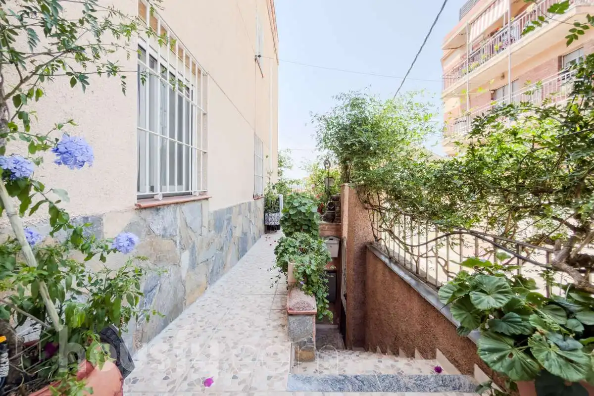 Exterior view of Houses for sale in Santa Coloma de Gramenet  with Air Conditioner, Heating and Private garden