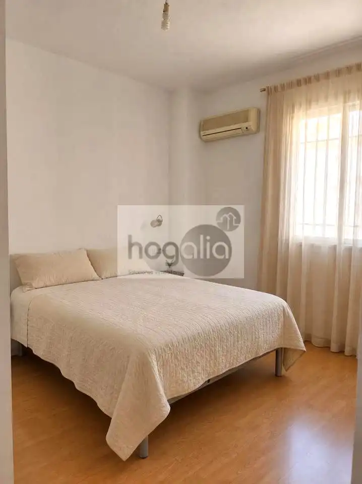 Schlafzimmer von Wohnung zur Miete in Sevilla mit Klimaanlage, Terrasse und Möbliert