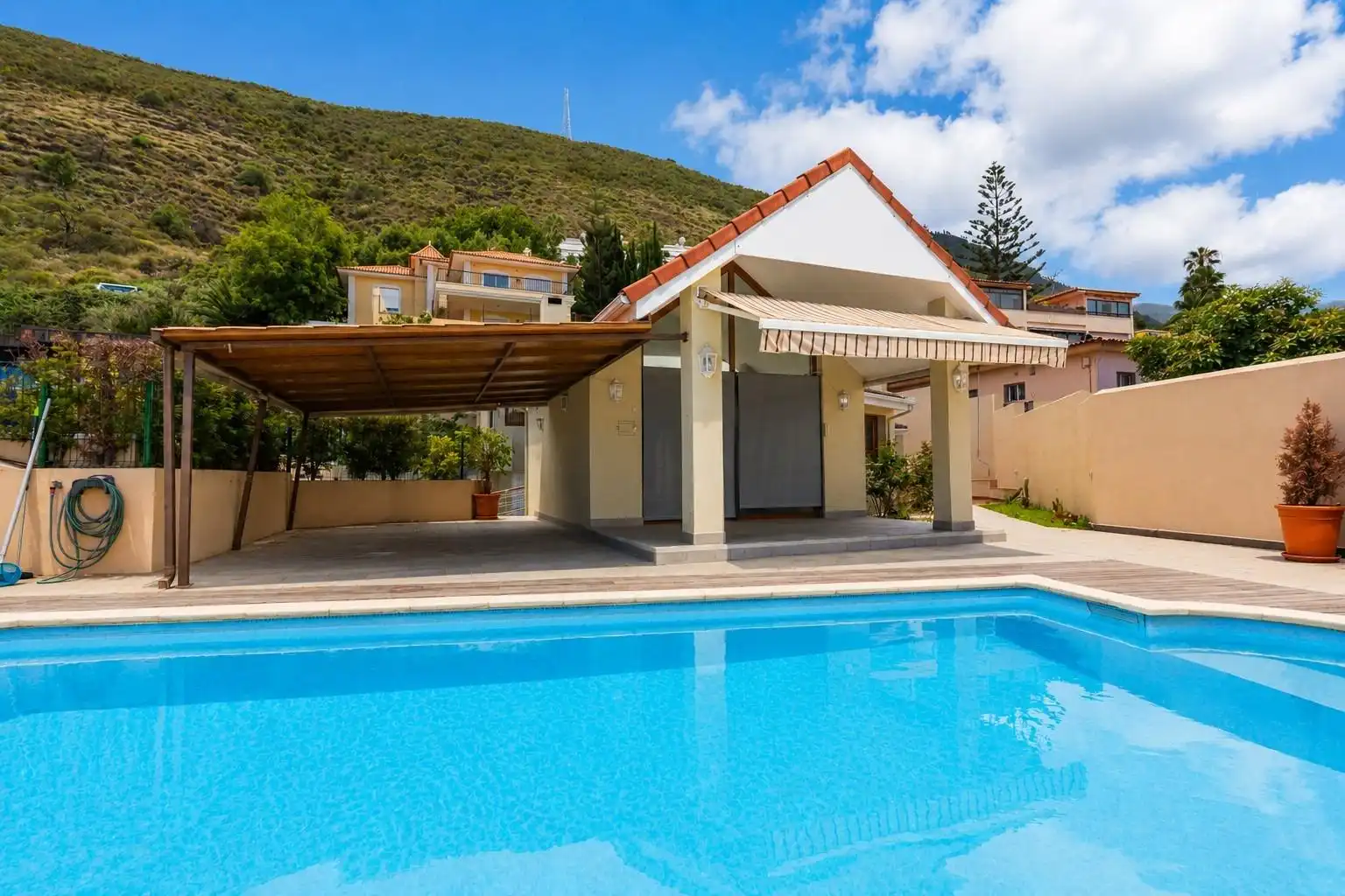 Detached house with pool for sale in Las Cuevas - Los Gómez