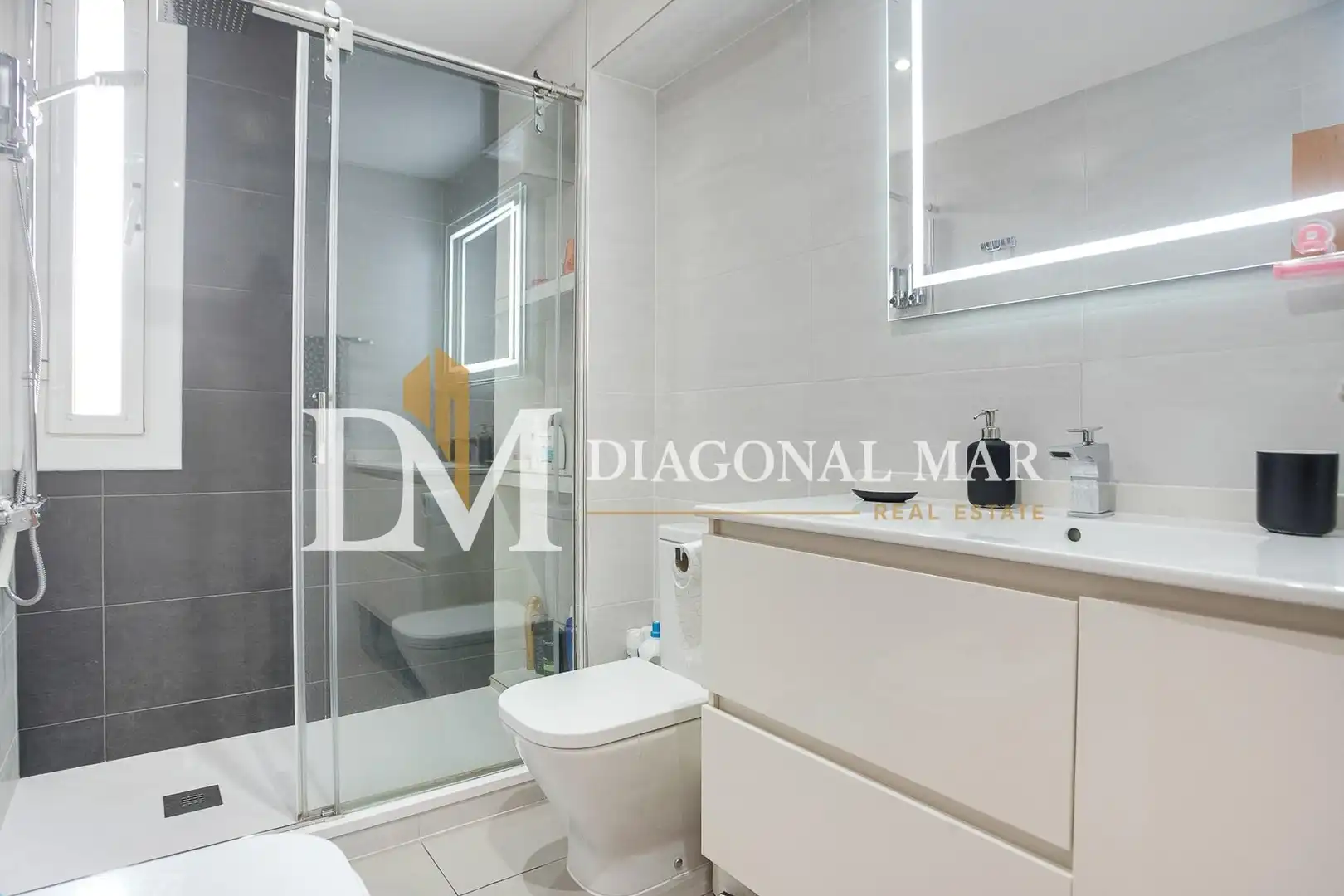 Bany de Dúplex en venda en Barcelona amb Aire condicionat i Balcó
