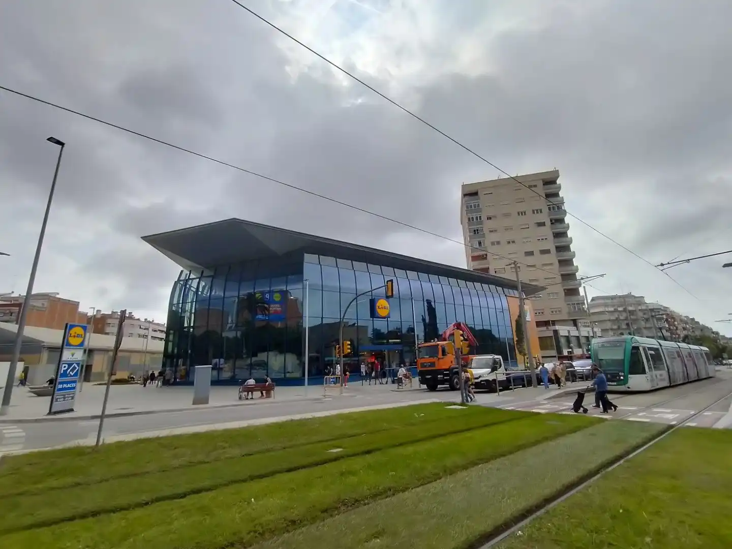 Außenansicht von Fabrikhallen zur Miete in Esplugues de Llobregat