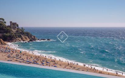 Vista exterior de Pis en venda en Lloret de Mar amb Aire condicionat, Terrassa i Piscina