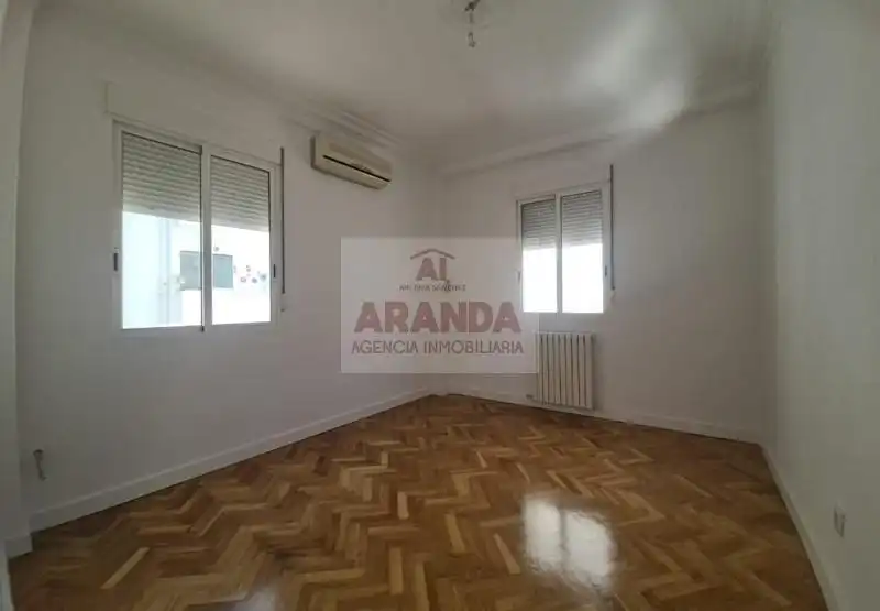 Schlafzimmer von Wohnung zur Miete in Zaragoza mit Klimaanlage, Heizung und Ofen