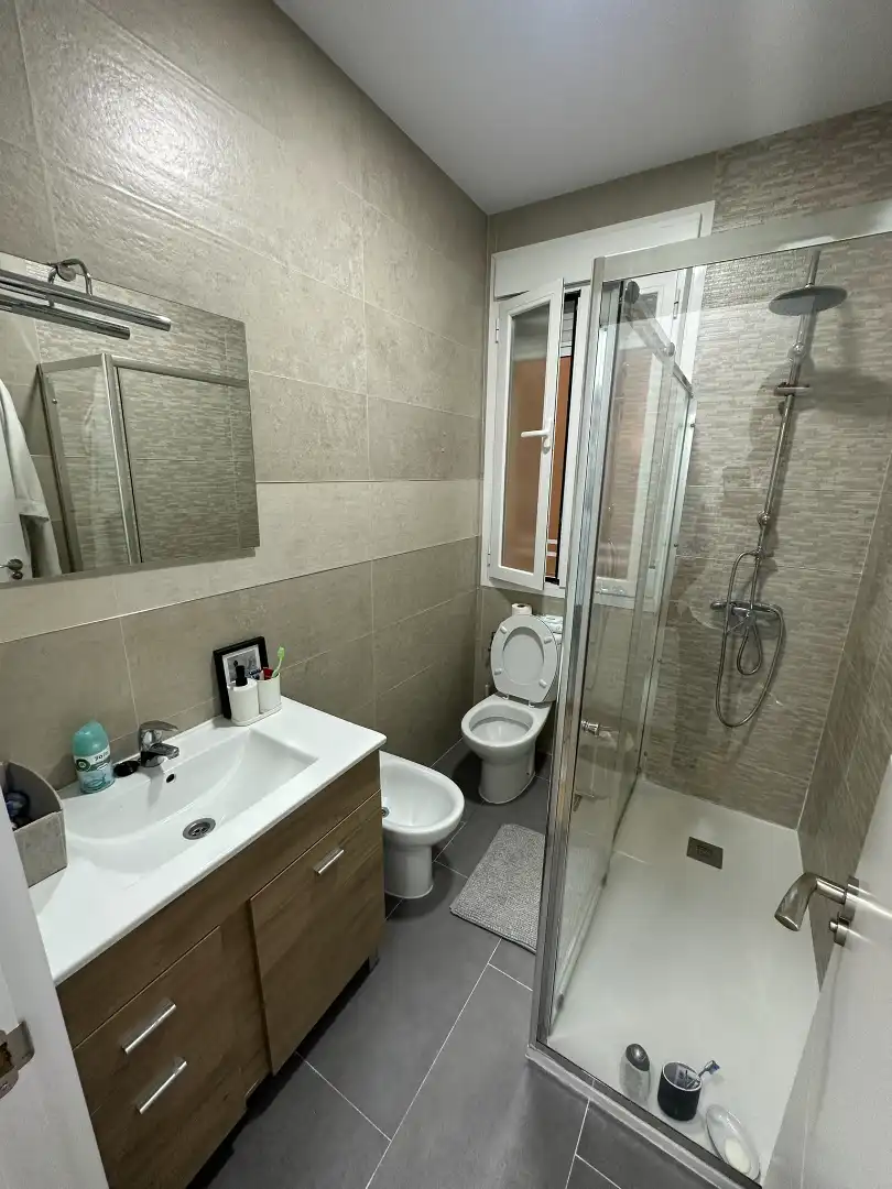 Bathroom of Flat for share in Madrid  with Air Conditioner, Heating and Furnished