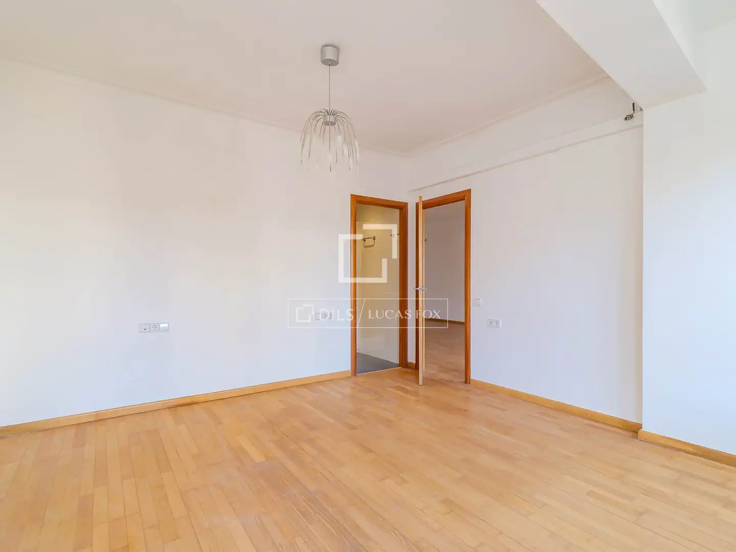 Schlafzimmer von Wohnung zum Verkauf in Barcelona mit Klimaanlage, Heizung und Balkon