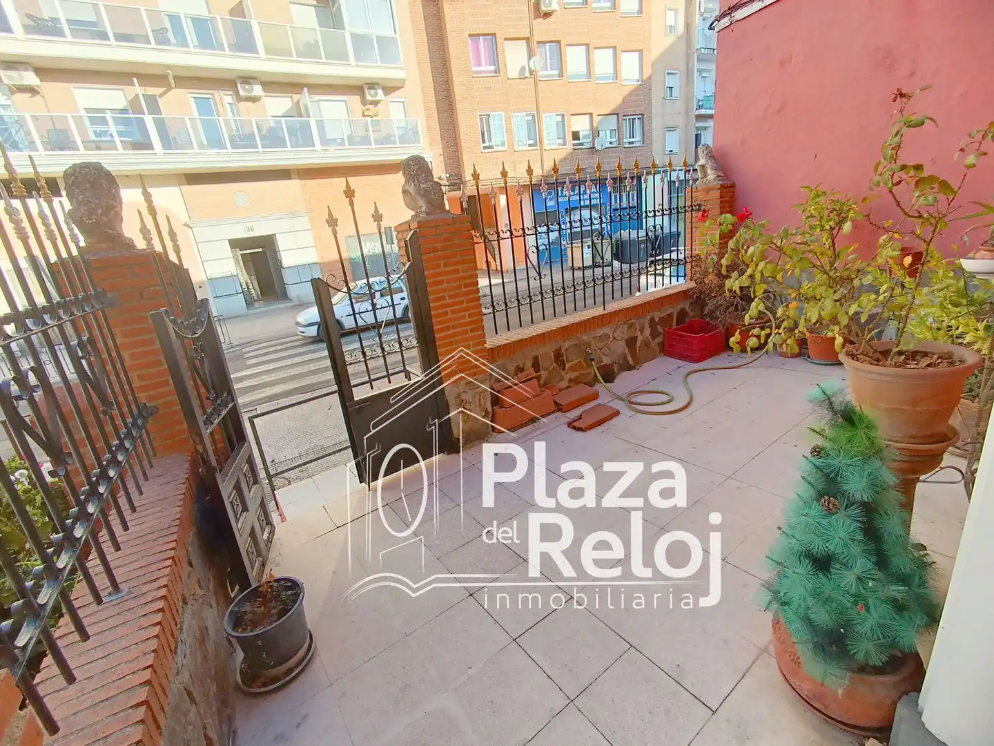 Vista exterior de Casa o xalet en venda en Talavera de la Reina amb Aire condicionat, Terrassa i Moblat