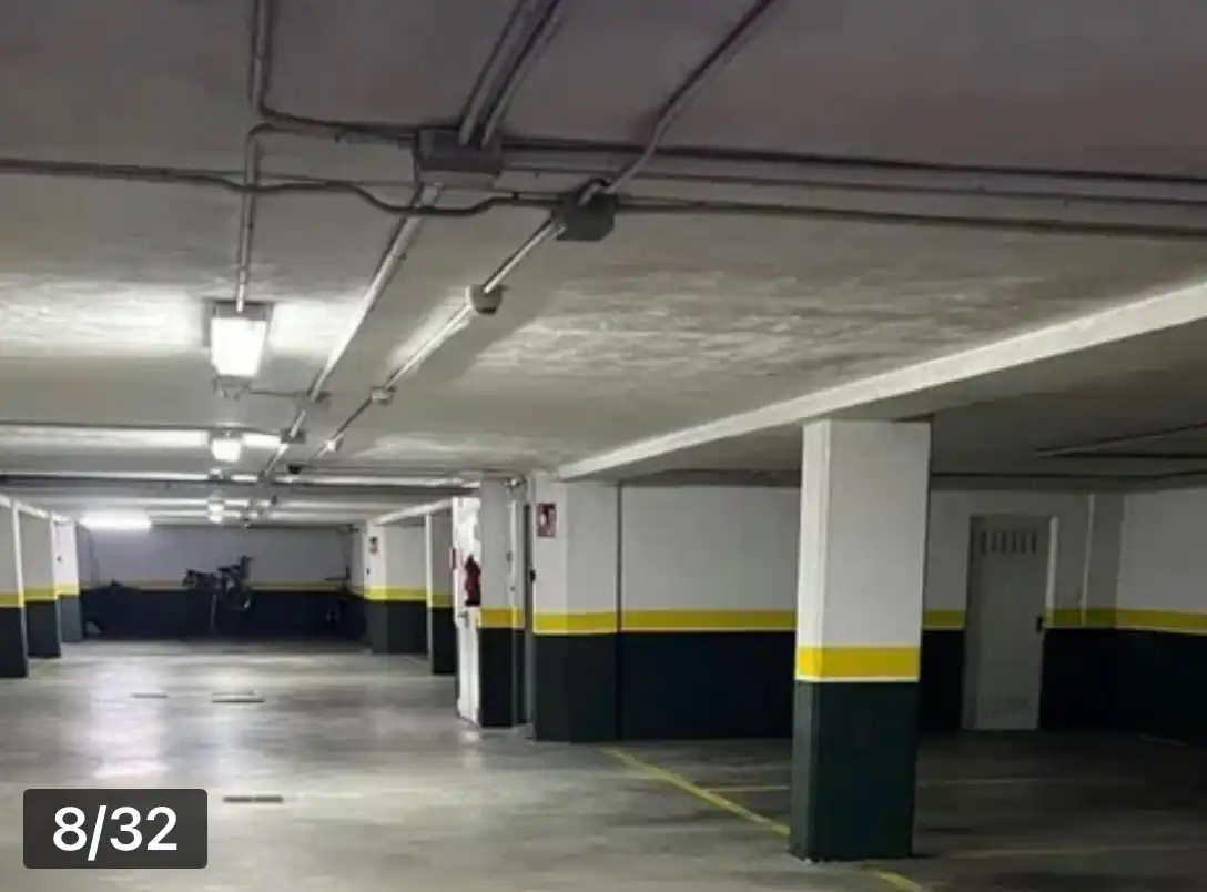 Aparcament de Pis en venda en Pontevedra Capital  amb Traster, Moblat i Piscina comunitària