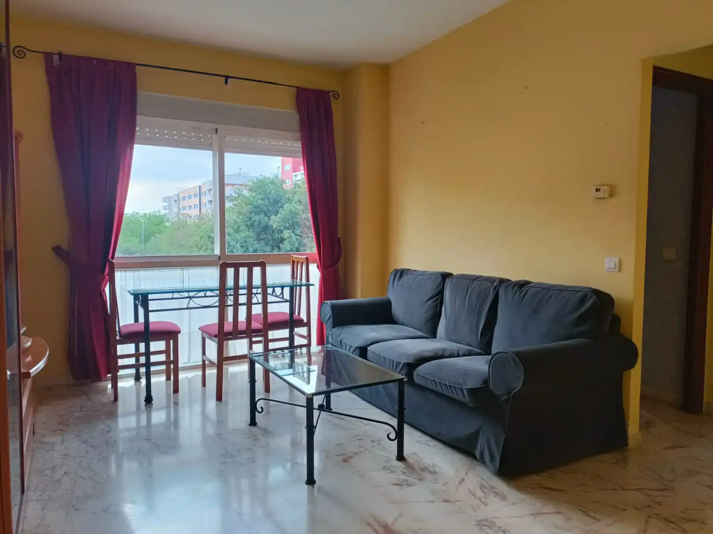 Sala de estar de Apartamento de alquiler en Sevilla con Aire acondicionado, Calefacción y Jardín privado