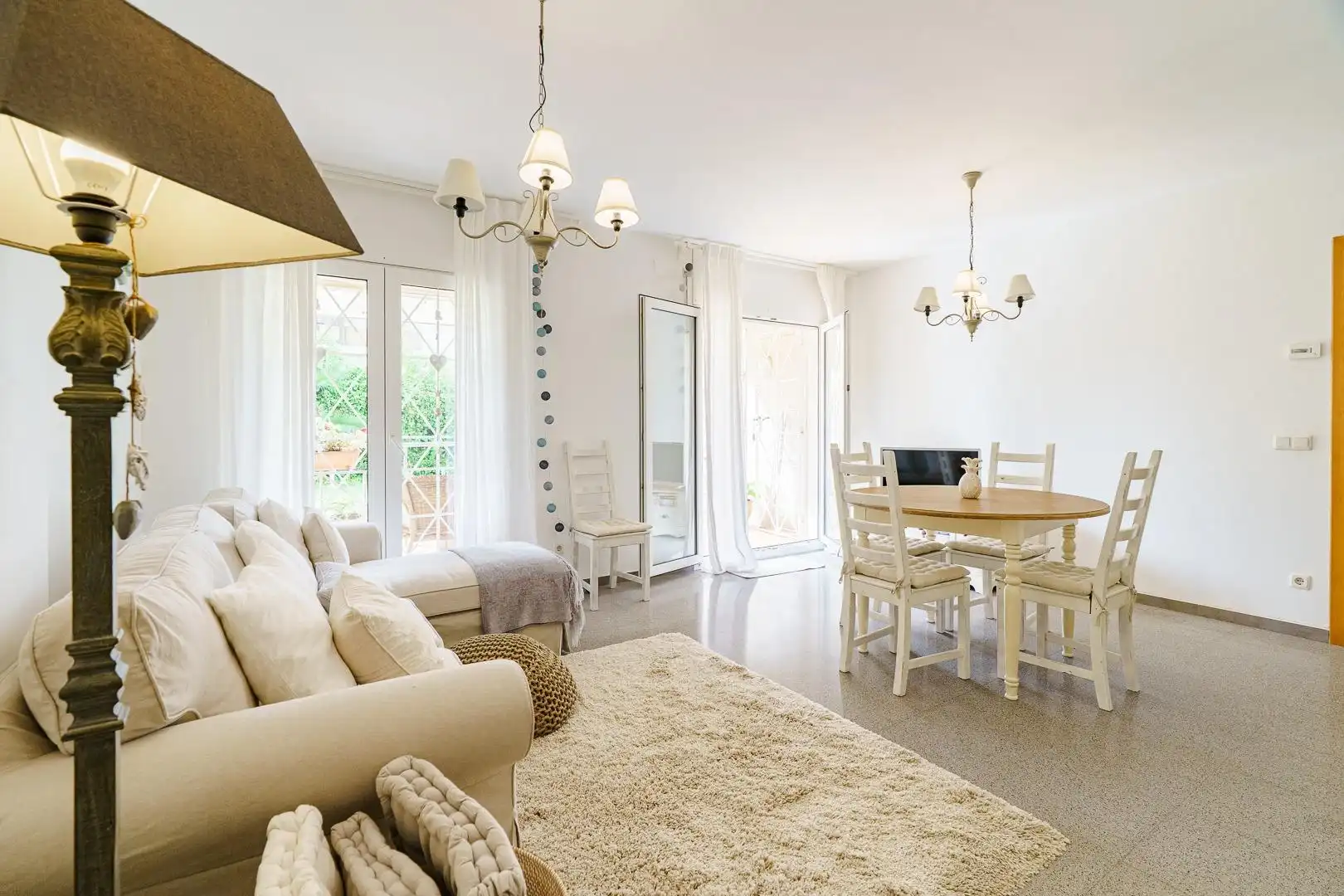 Wohnzimmer von Erdgeschoss zum Verkauf in Sitges mit Heizung, Privatgarten und Terrasse