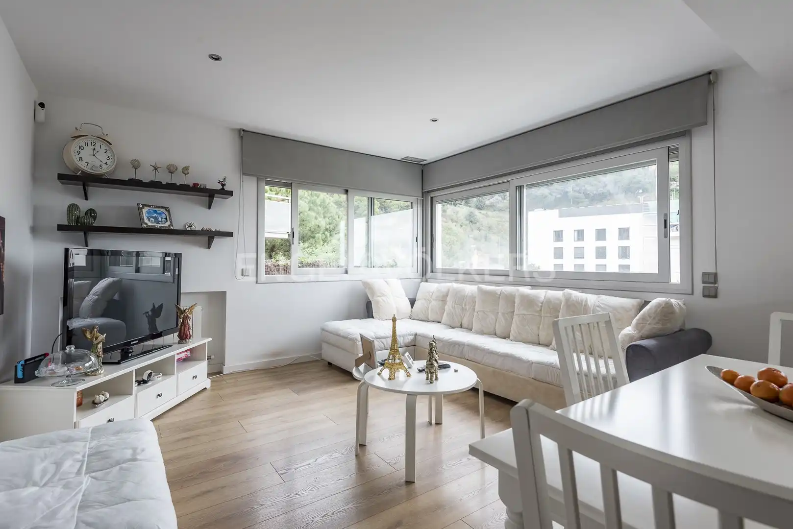 Wohnzimmer von Wohnung zum Verkauf in Barcelona mit Klimaanlage, Heizung und Privatgarten