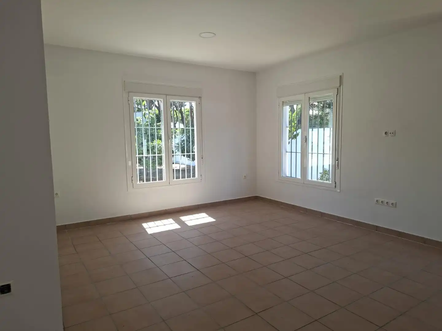 Sala d'estar de Casa o xalet en venda en Chiclana de la Frontera amb Jardí privat