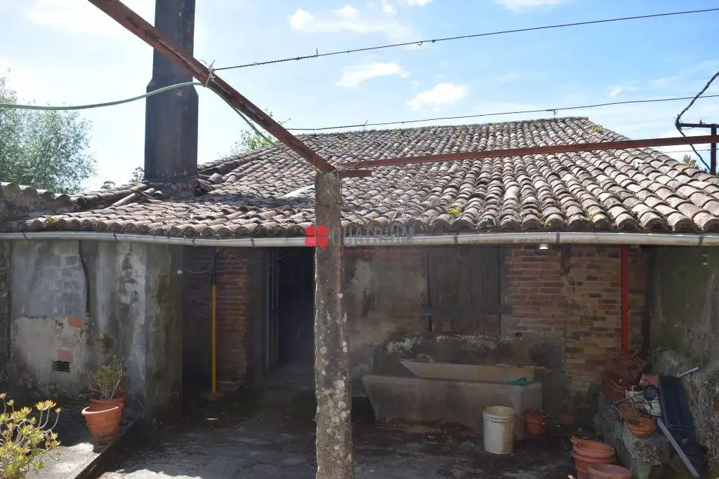 Vista exterior de Casa o xalet en venda en Santiago de Compostela  amb Jardí privat