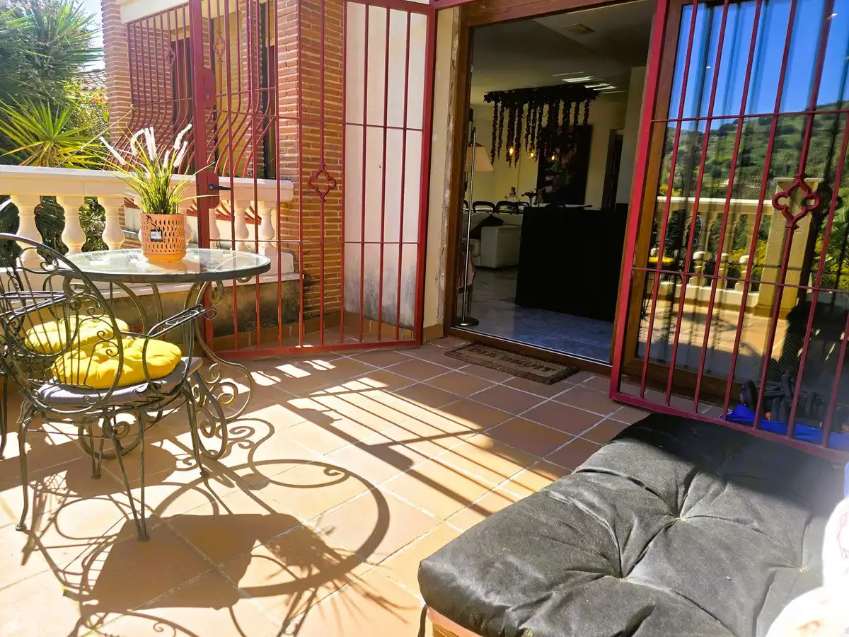Terrasse von Einfamilien-Reihenhaus zum Verkauf in Mijas mit Klimaanlage, Heizung und Privatgarten