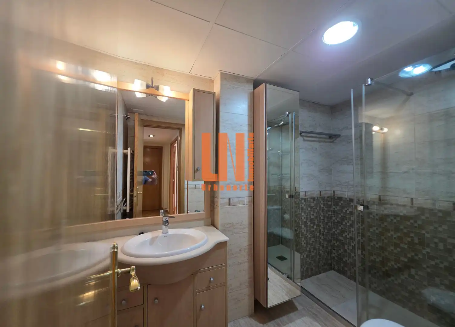 Bathroom of Flat for rent in Madrid  with Air Conditioner, Heating and Parquet flooring
