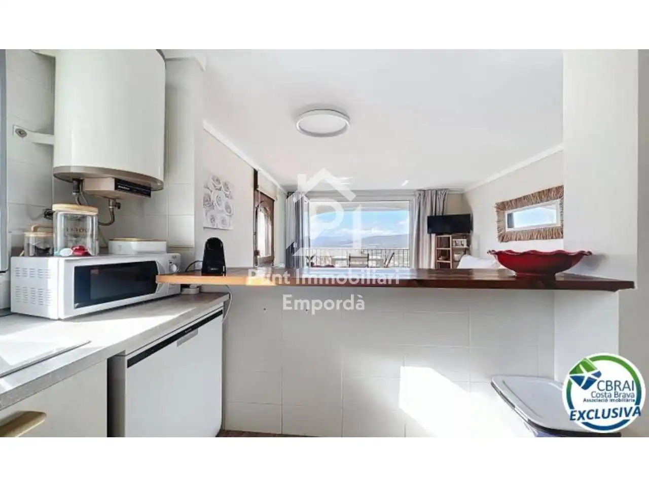 Cuina de Apartament en venda en Roses amb Parquet, Terrassa i Moblat