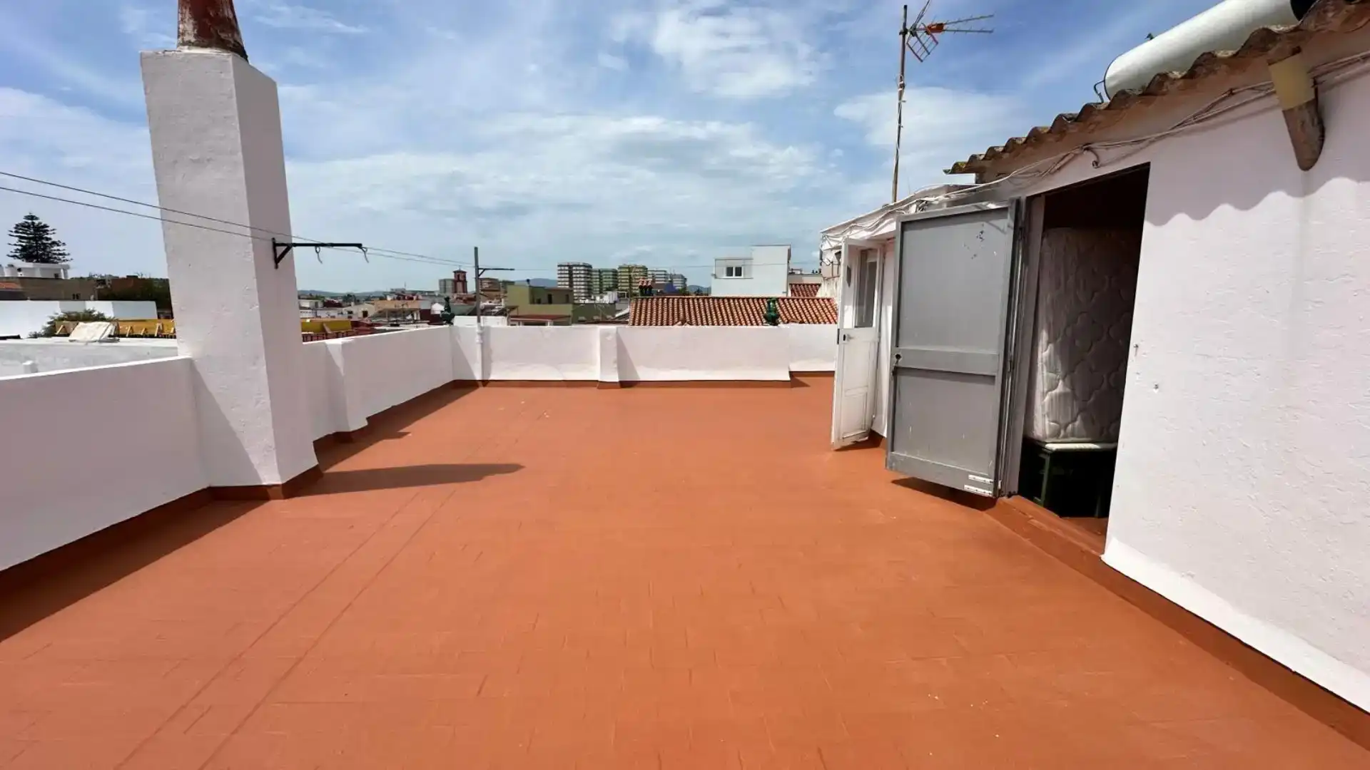 Terrassa de Casa o xalet en venda en La Línea de la Concepción amb Aire condicionat, Jardí privat i Traster