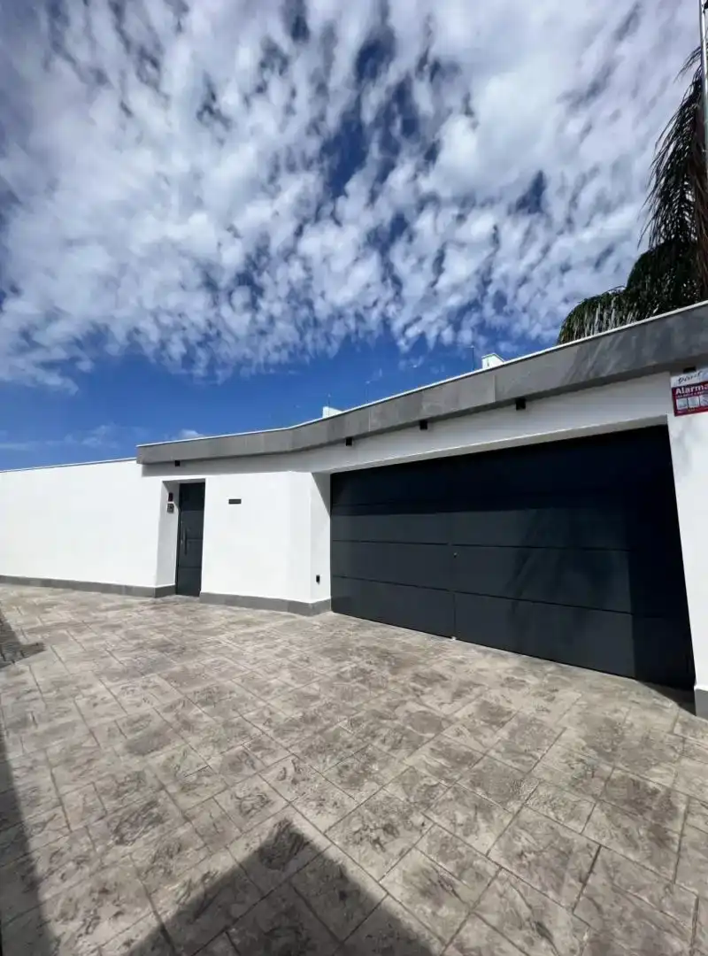 Vista exterior de Casa o chalet de alquiler en Sanlúcar de Barrameda con Aire acondicionado, Jardín privado y Trastero