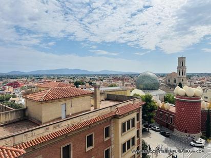 Vista exterior de Àtic en venda en Figueres amb Aire condicionat, Calefacció i Terrassa