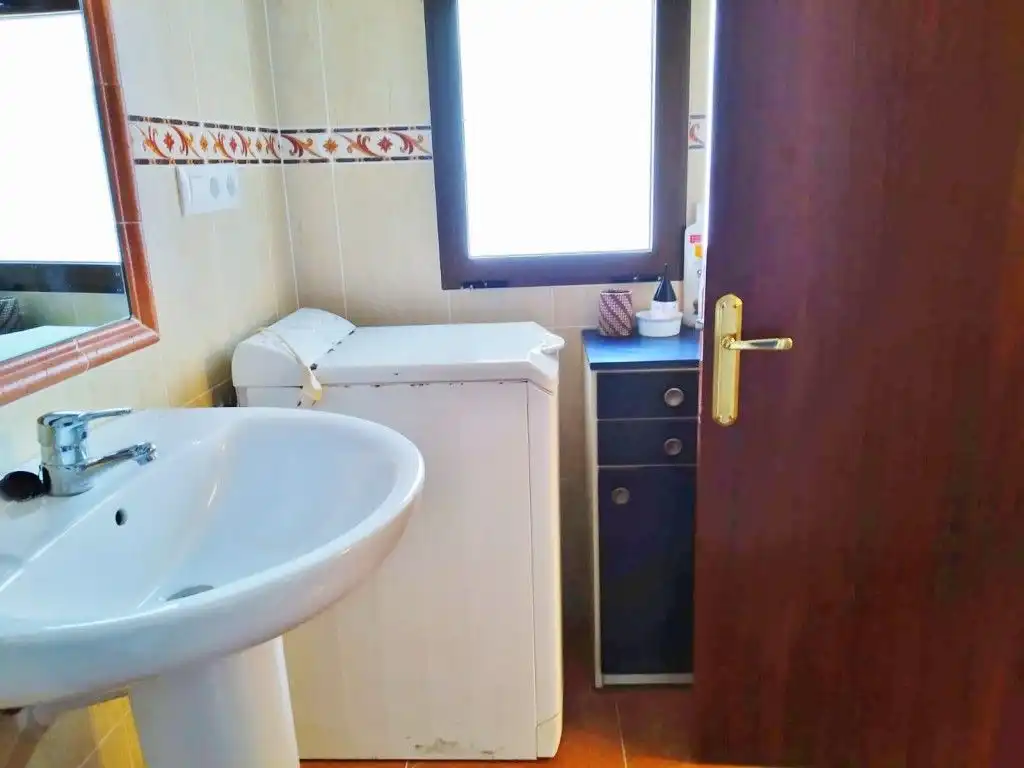 Baño de Casa o chalet en venta en Andilla con Horno, Lavadora y TV