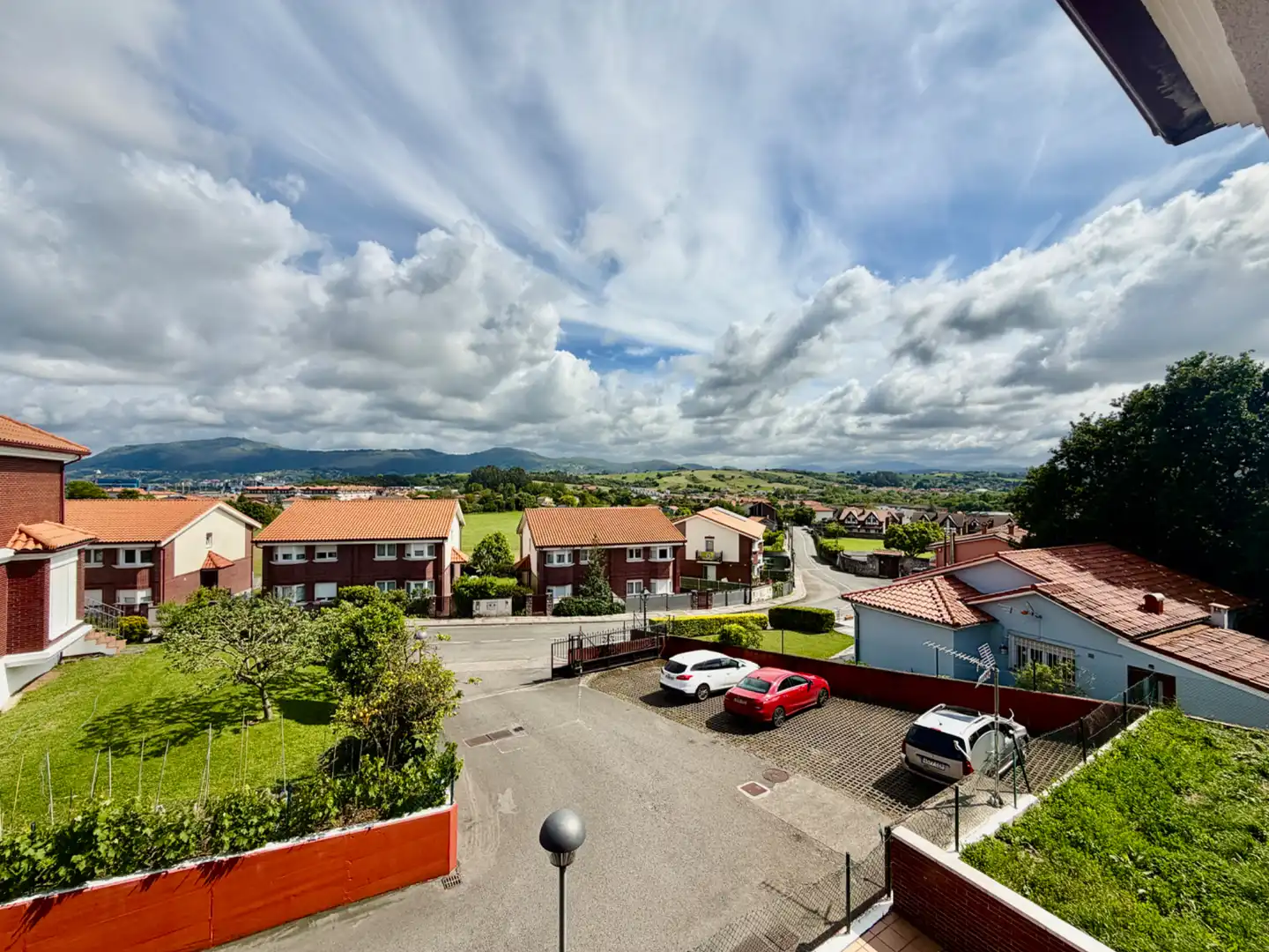 Vista exterior de Casa adosada en venda en Camargo amb Calefacció, Jardí privat i Microones