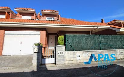 Vista exterior de Casa o xalet en venda en Camargo amb Calefacció i Terrassa