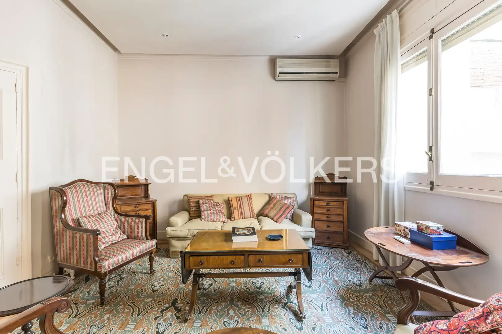 Living room of Flat for sale in Madrid  with Air Conditioner, Heating and Storage room
