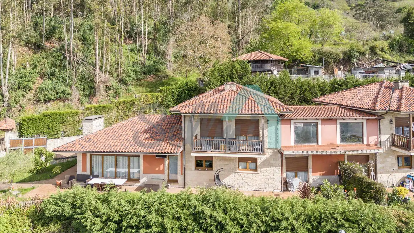 Vista exterior de Casa o chalet en venta en Oviedo  con Calefacción, Jardín privado y Parquet