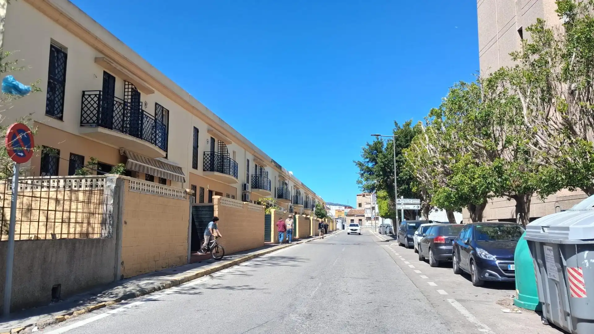 Vista exterior de Casa adosada en venta en Algeciras con Amueblado y Piscina comunitaria